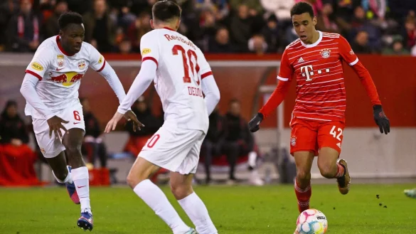 Die Bayern um Jamal Musiala (r) trennten sich von Red Bull Salzburg mit 4:4. - &copy; Angelika Warmuth/dpa