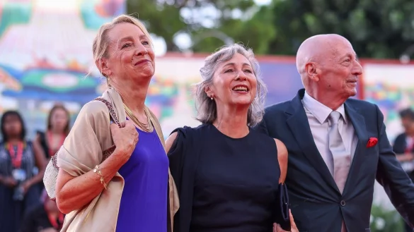 Jamie Bernstein (l-r), Mina Bernstein und Alex Bernstein, Kinder des ber&uuml;hmten Komponisten Leonard Bernstein, kommen zur Premiere des Films &laquo;Maestro&raquo;. - &copy; Vianney Le Caer/Invision/AP/dpa