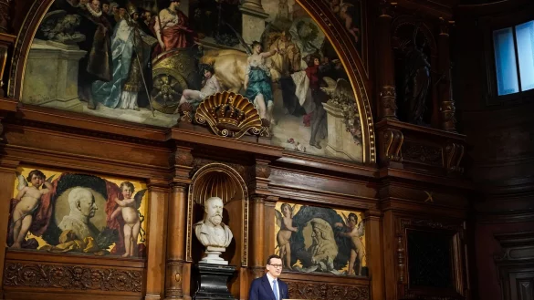 Der polnische Ministerpr&auml;sident Mateusz Morawiecki spricht in der Alten Aula der Universit&auml;t Heidelberg. - &copy; Uwe Anspach/dpa