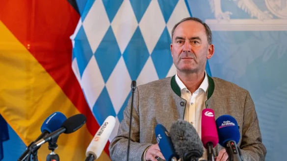 Hubert Aiwanger hat sich in der Affäre um ein antisemitisches Flugblatt aus Schulzeiten entschuldigt. - © Lennart Preiss/dpa