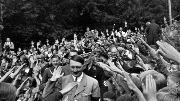 Auf dem Obersalzberg bei Berchtesgaden entsteht Mitte der 30er Jahre aus einem Ferienhaus der &laquo;Berghof&raquo;. Tagein, tagaus pilgern Menschen dorthin, um Adolf Hitler aus der N&auml;he sehen zu k&ouml;nnen. - &copy; Heritage-Images/The Print Coll/ZDF/dpa