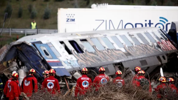 Rettungskr&auml;fte suchen in den Zugtr&uuml;mmern nach &Uuml;berlebenden. - &copy; Giannis Papanikos/AP