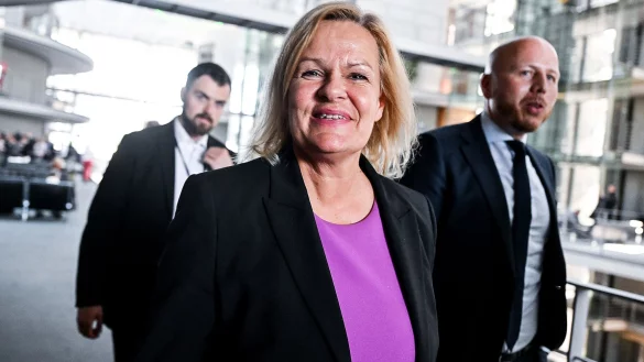 Bundesinnenministerin Nancy Faeser verl&auml;sst die Sitzung des Innenausschusses in Berlin. - &copy; Britta Pedersen/dpa