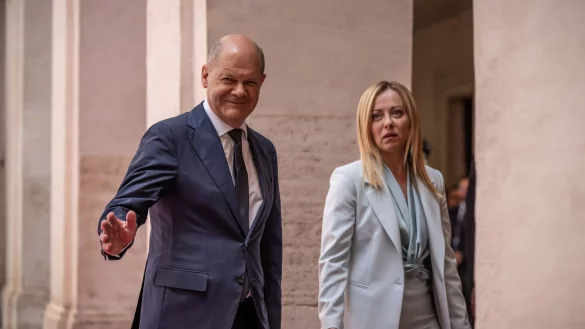 Olaf Scholz zusammen mit Giorgia Meloni kurz nach seiner Ankunft in Rom. - &copy; Michael Kappeler/dpa