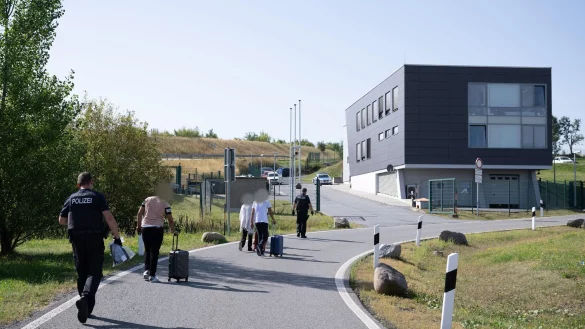 Bundespolizisten nehmen auf einem Rastplatz an der Autobahn 17 vier mutma&szlig;liche Schleuser in Gewahrsam. - &copy; Sebastian Kahnert/dpa