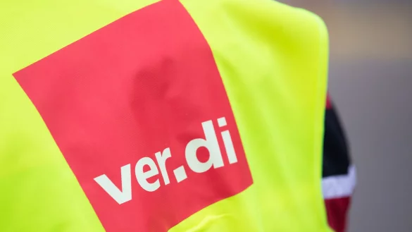 Ein Besch&auml;ftigter tr&auml;gt bei einem Warnstreik eine Warnweste von Verdi. - &copy; Tom Weller/dpa/Symbolbild