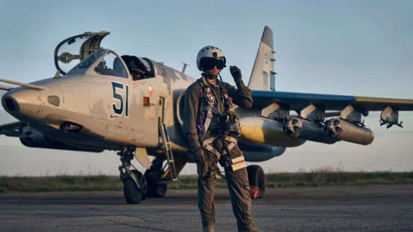 Ein ukrainischer Luftwaffenpilot neben einem Su-25-Erdkampfflugzeug auf einem St&uuml;tzpunkt in der Ostukraine. - &copy; LIBKOS/AP/dpa