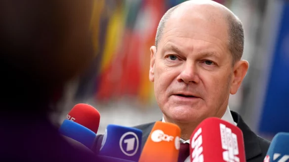 Bundeskanzler Olaf Scholz (SPD) gibt sich in der Verbrenner-Debatte demonstrativ gelassen. - &copy; Geert Vanden Wijngaert/AP