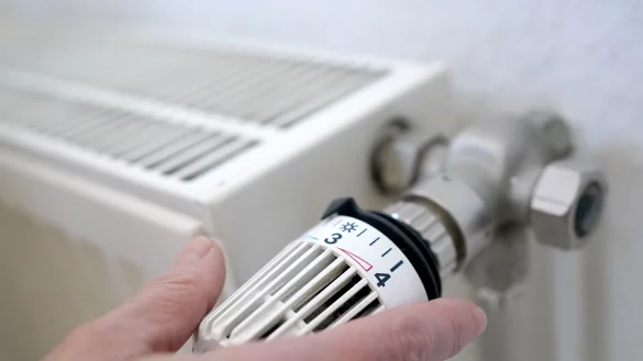 Die Verbraucherzentrale NRW bietet online einen Stromrechner an, &uuml;ber den Verbraucherinnen und Verbraucher errechnen lassen k&ouml;nnen, wie sich die Preisbremsen auf ihre Abschl&auml;ge auswirken. - &copy; Marcus Brandt/dpa