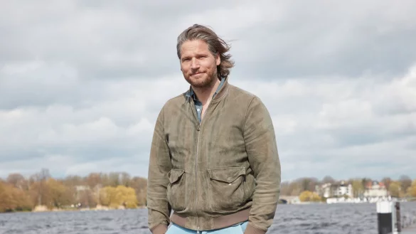 Sebastian Str&ouml;bel mal nicht in den Alpen, sondern in Hamburg. - &copy; Georg Wendt/dpa
