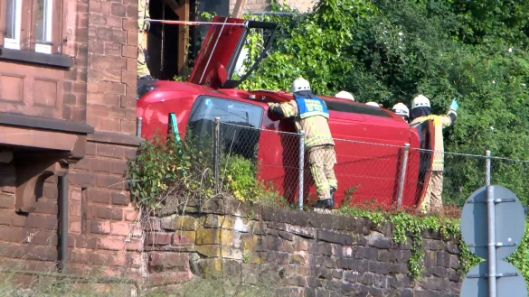 Einsatzkr&auml;fte arbeiten am verungl&uuml;ckten Auto der Frau. - &copy; Rene Priebe/dpa