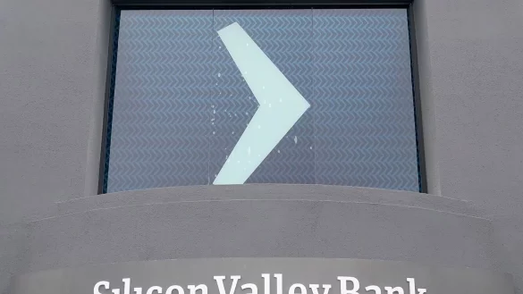 Logo am Hauptsitz der Silicon Valley Bank im kalifornischen Santa Clara. - © Jeff Chiu/AP/dpa