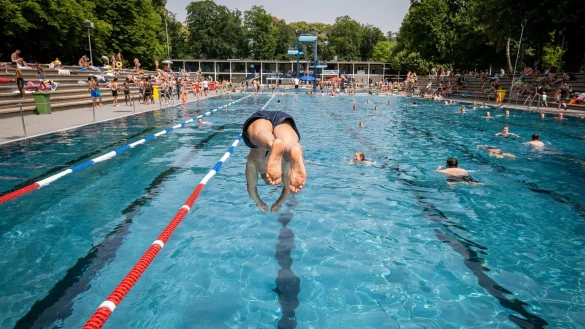 Ein Mann springt im Stadionbad mit einem Kopfsprung vom Bock ins Wasser. - &copy; Foto: Christian Knieps/Archivbild