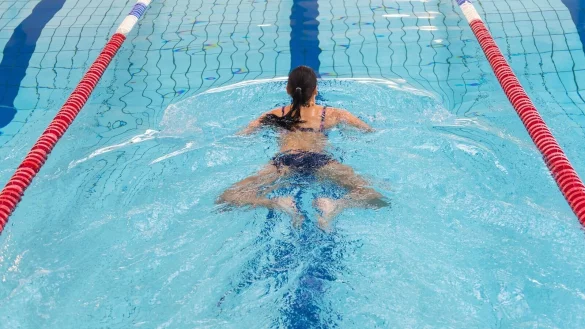 Eine Angewohnheit, die sich beim Brustschwimmen bei vielen Menschen einschleicht: Sie bewegen die Beine zeitversetzt. - &copy; Benjamin Nolte/dpa-tmn