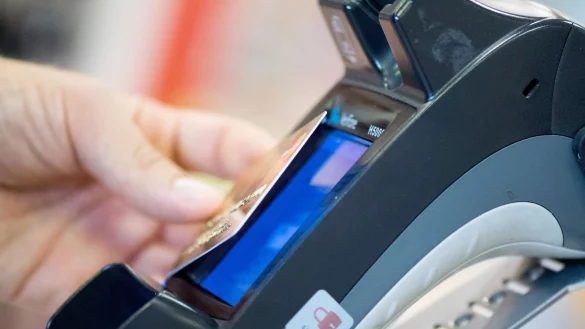 Erspart H&auml;ndlerinnen und H&auml;ndlern l&auml;stiges Bargeld-Handling: die Kartenzahlung. - &copy; Franziska Gabbert/dpa-tmn