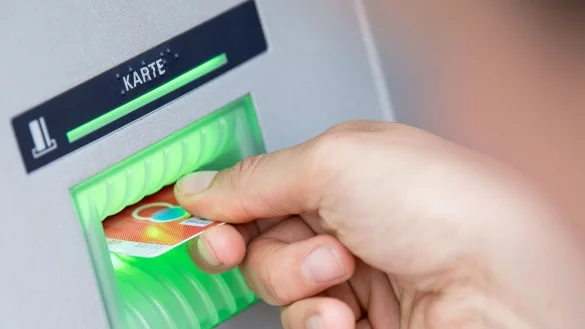 Seit April 2021 brauchen Kreditinstitute die ausdr&uuml;ckliche Zustimmung der Kundinnen und Kunden, wenn sie Kontogeb&uuml;hren einf&uuml;hren oder erh&ouml;hen wollen. - &copy; Fabian Sommer/dpa