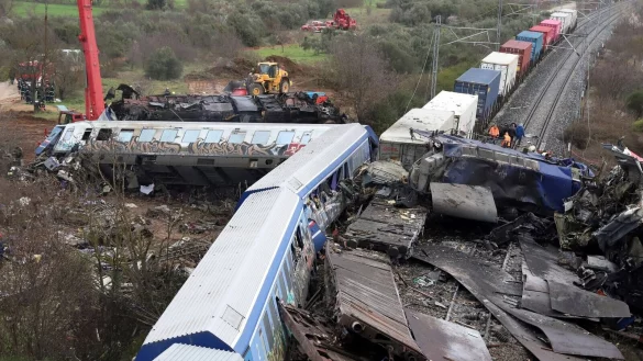 Rettungsarbeiten am Unfallort. Die vorderen Waggons beider Z&uuml;ge wurden durch den Aufprall geradezu zusammengefaltet. - &copy; Vaggelis Kousioras/AP
