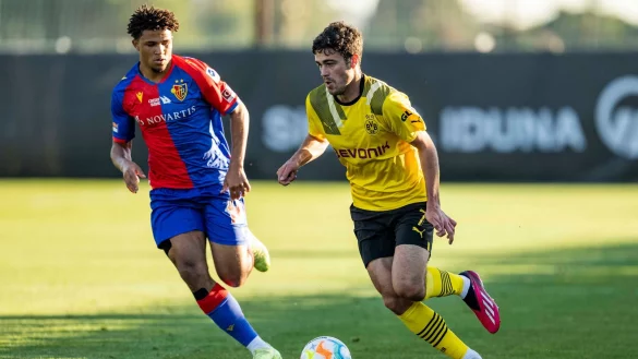 Basels Hugo Vogel (l) und Dortmunds Gio Reyna k&auml;mpfen um den Ball. - &copy; David Inderlied/dpa