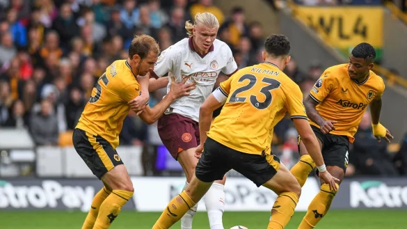 Citys Erling Haaland (am Ball) sieht sich hier gleich drei Gegenspielern ausgesetzt. - &copy; Mike Jones/News Images via ZUMA Press Wire/dpa