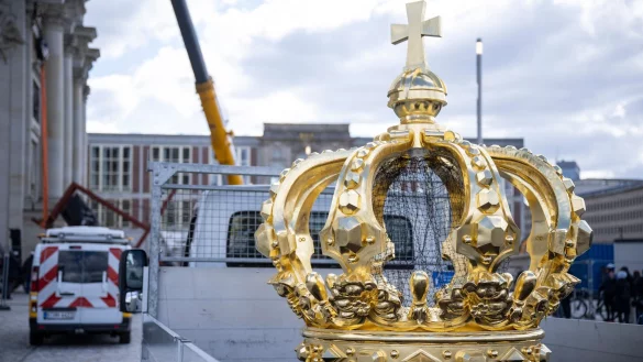 Die Krone der Kartusche liegt auf der Ablagefl&auml;che eines Transporters. Die Kartusche mit Krone ist rund zwei Millionen Euro teuer. - &copy; Hannes P. Albert/dpa