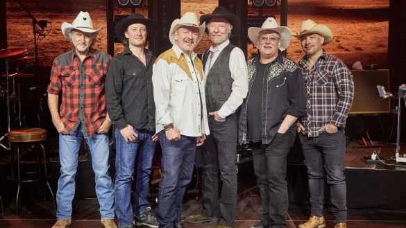 Uwe Lost (l-r), Tim Reese, Andreas Cisek, Teddy Ibing, Knut Bewersdorff und Dirk Schlag sind Truck Stop. - &copy; Georg Wendt/dpa