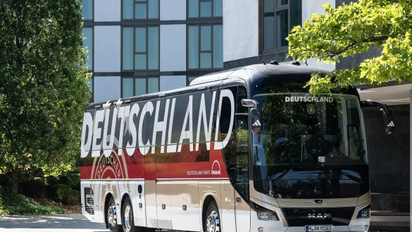 Der Teambus steht vor dem Hotel. - &copy; Swen Pf&ouml;rtner/dpa