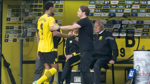 BVB-Trainer Edin Terzic bedankt sich bei seinem St&uuml;rmer S&eacute;bastien Haller. - &copy; Bernd Thissen/dpa