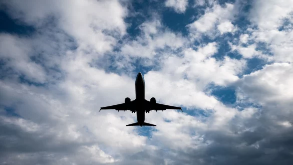 Ein Flugzeug setzt zum Landeanflug an. - &copy; Julian Stratenschulte/dpa/Symbolbild