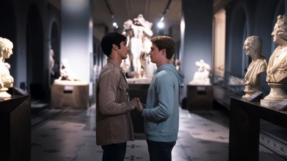 Taylor Zakhar Perez (l) als Alex Claremont-Diaz und Nicholas Galitzine als Prince Henry im Film &laquo;Rot, wei&szlig; und k&ouml;niglich blau&raquo;. - &copy; Jonathan Prime/Amazon Prime Video/dpa