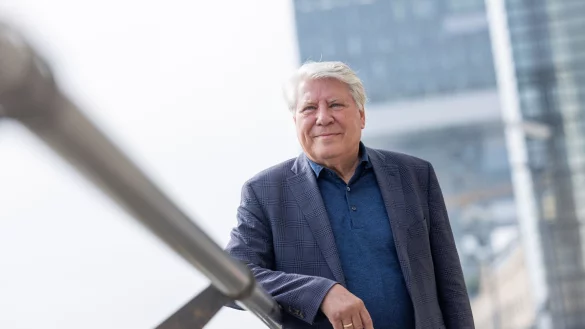 Sportphilosoph Gunter Gebauer sieht die Entwicklung im Profifu&szlig;ball kritisch. - &copy; Rolf Vennenbernd/dpa