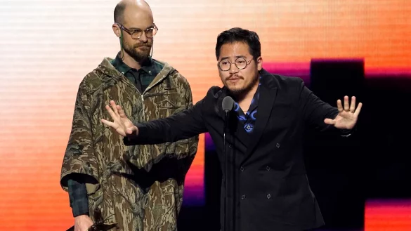 &laquo;Everything Everywhere All at Once&raquo; bei den Spirit Awards: Daniel Scheinert (l) und Daniel Kwan nehmen den Preis f&uuml;r das beste Drehbuch entgegen. - &copy; Chris Pizzello/Invision via AP/dpa