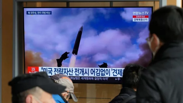 Eine Nachrichtensendung zeigt in Seoul ein Archivbild eines Raketenstarts in Nordkorea. - &copy; Ahn Young-Joon/AP/dpa