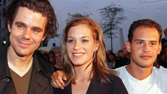 Regisseur Tom Tykwer (l) und die beiden Hauptdarsteller, Franke Potente und Moritz Bleibtreu, bei der Weltpremiere von "Lola rennt" in K&ouml;ln. - &copy; Herbert Spies/dpa