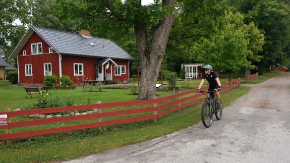 Immer wieder rollt man, wie hier im Weiler Asen, an typischen Schwedenh&auml;usern vorbei. - &copy; Florian Sanktjohanser/dpa-tmn