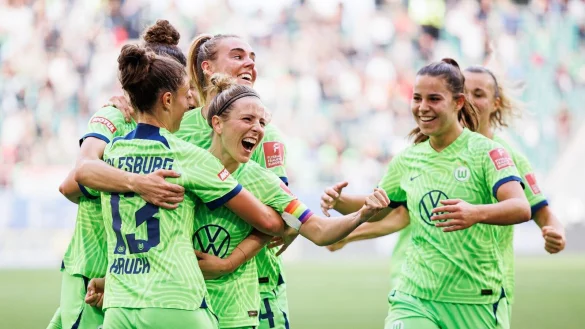 Wolfsburgs Svenja Huth (3.v.r.) jubelt nach einem Tor mit ihren Mitspielerinnen. - &copy; Michael Matthey/Deutsche Presse-Agentur GmbH/dpa