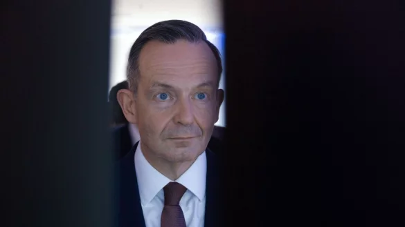 Bundesverkehrsminister Volker Wissing (FDP) schaut eine Pr&auml;sentation an. - &copy; Alina Gr&uuml;nky/dpa