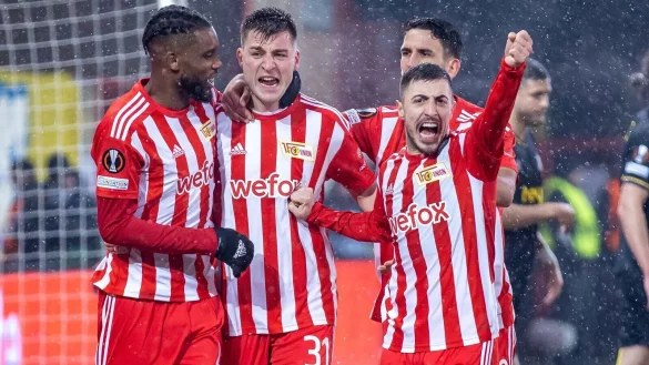 Berlins Robin Knoche (2.v.l) jubelt mit Teamkollegen nach seinem Treffer im Spiel gegen Union St. Gilloise. - &copy; Andreas Gora/dpa