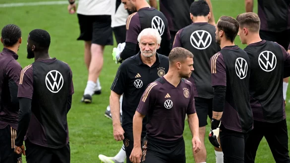 Rudi V&ouml;ller (M) schlie&szlig;t den Job als Teamchef bis zur Heim-EM f&uuml;r sich aus. - &copy; Federico Gambarini/dpa