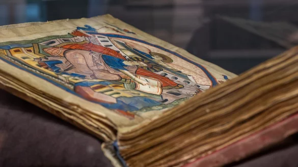 Das Ada-Evangeliar liegt in der Schatzkammer der Stadtbibliothek Trier. - &copy; Harald Tittel/dpa