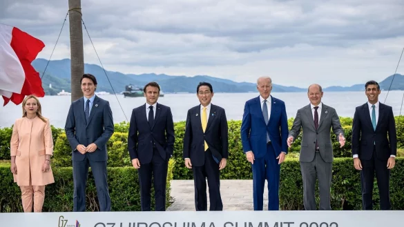 Die Staats- und Regierungschef der G7 kommen zu einem Gruppenfoto zusammen. - &copy; Michael Kappeler/dpa