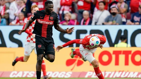 Victor Boniface (l) behielt mit Leverkusen in Mainz klar die Oberhand. - &copy; Uwe Anspach/dpa