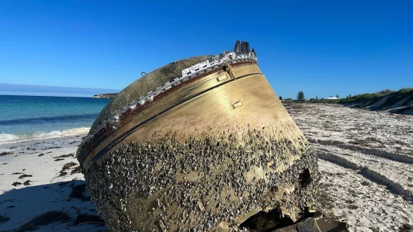 Dieses zylindrische Objekt wurde am Strand von Green Head etwa 250 Kilometer n&ouml;rdlich von Perth angesp&uuml;lt. - &copy; -/Australian Space Agency via AAP/dpa