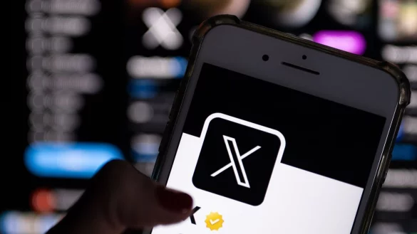 Für rund vier Jahre war politische Werbung auf der Online-Plattform X (ehemals Twitter) nicht zugelassen. - © Monika Skolimowska/dpa