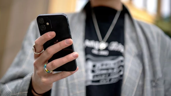 Fingerspitzen weg vom Display: Wer sich mit dem direkten Drauftippen auf Links in Mails oder Nachrichten konsequent zur&uuml;ckh&auml;lt, hat schon einmal viel Sicherheit gewonnen. - &copy; Bernd Diekjobst/dpa-tmn