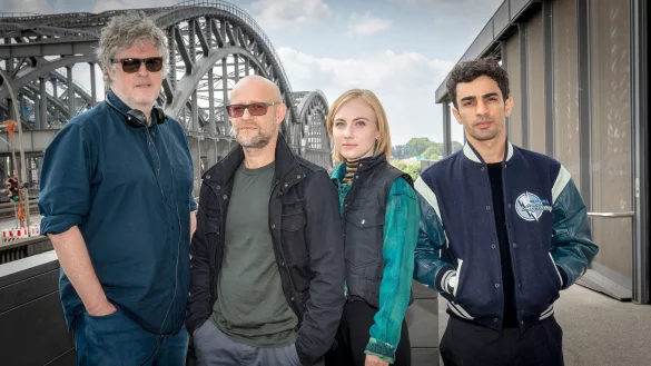 Regisseur Matthias Glasner (l-r), J&uuml;rgen Vogel, Elisa Schlott und Ivar Wafaei bei Dreharbeiten zur Miniserie &laquo;Informant (AT)&raquo;. - &copy; Boris Laewen/NDR/Degeto/dpa