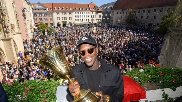 Hat sich ins Goldene Buch der Stadt Braunschweig eingetragen: DBB-Kapit&auml;n Dennis Schr&ouml;der. - &copy; Julian Stratenschulte/dpa