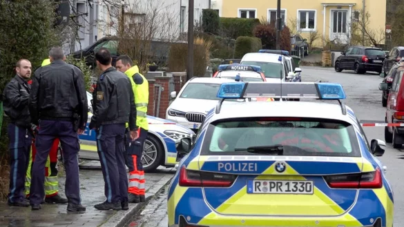 Polizei und Notarzt stehen vor dem Haus in Regensburg, in dem sich die Gewalttaten ereigneten. - &copy; Tiedemann/vifogra/dpa