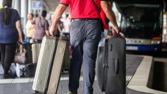 Wer eine &laquo;Fahrt ins Blaue&raquo; bucht, erf&auml;hrt oft erst bei der Abreise, was ihn erwartet. Wurde das Reiseprogramm aber verteilt, kann es nicht mehr beliebig ge&auml;ndert werden. - &copy; Christoph Schmidt/dpa