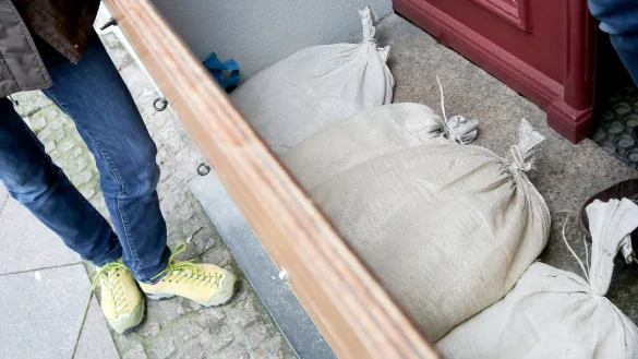 Sandsäcke sind die Hilfe im Notfall. Besser ist es, das Haus im Rahmen eines Umbaus schon vorher wasserfest zu machen. - © Bodo Marks/dpa/dpa-tmn
