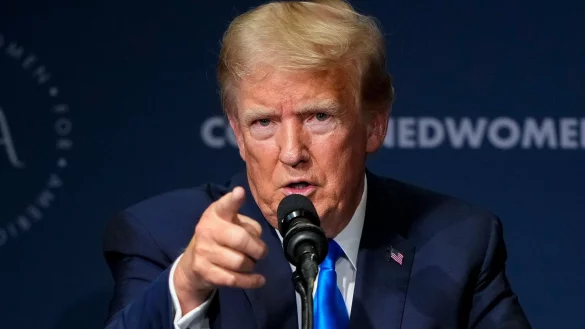 Donald Trump macht seinem Ärger auch auf der Online-Plattform «Truth Social» Luft. - © Andrew Harnik/AP/dpa